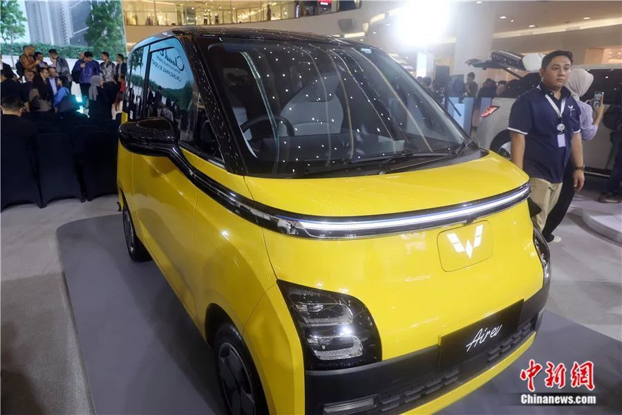 中国车企五菱在印尼雅加达发布新款新能源汽车。李志全 摄