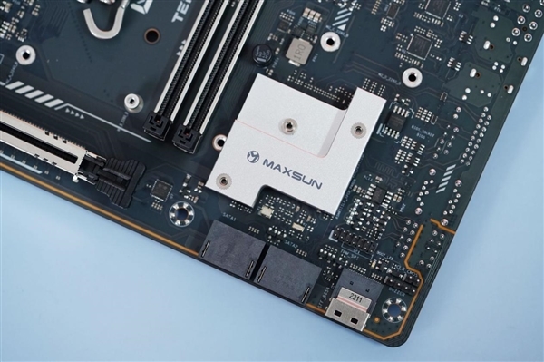 正面没有一根线!铭瑄H770YTX D5 WIFI主板图赏