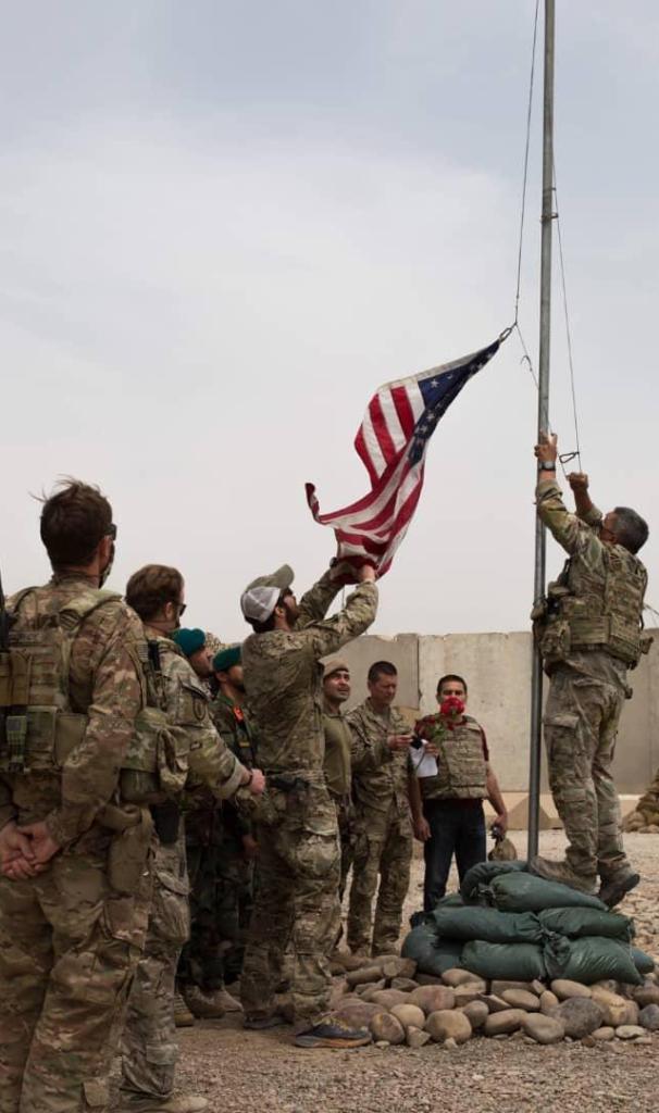 2021年5月2日，美军士兵在阿富汗赫尔曼德省一处军事基地降下美国国旗。当日，美军向阿富汗国民军移交这处军事基地。美国和北约军队5月1日起正式开始撤离阿富汗，计划在9月11日前撤完。新华社发（阿富汗国防部供图）