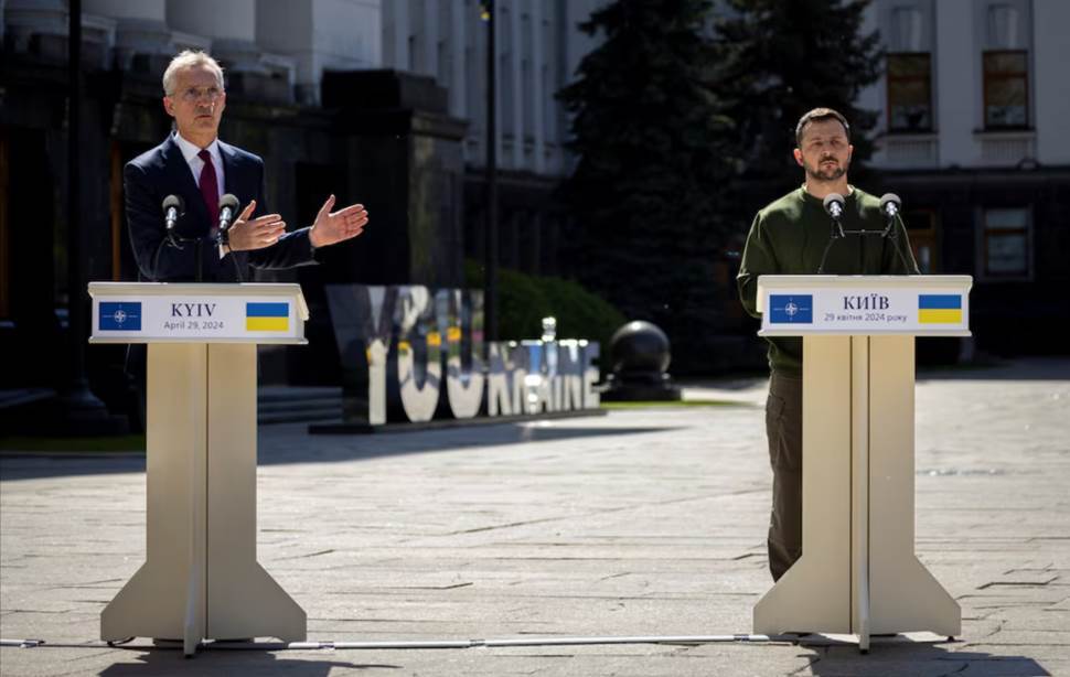 2024年4月29日，乌克兰基辅，北约秘书长斯托尔滕贝格和乌总统泽连斯基参加新闻发布会 图自外媒