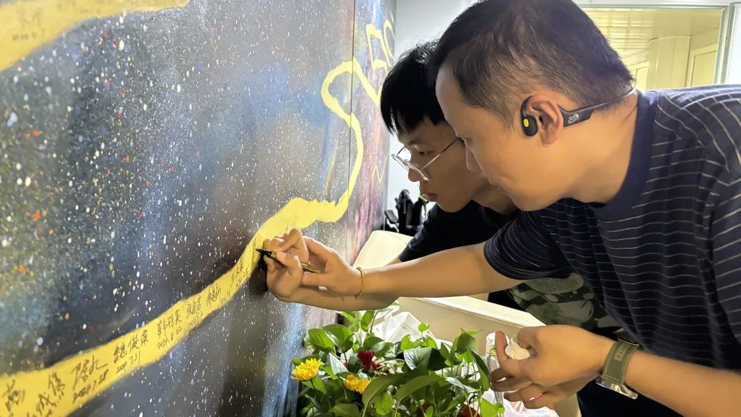 在北京清华长庚医院的安宁病房外,家属们会在“生命长河”壁画上留下逝者的名字寄托思念(图源:路桂军)