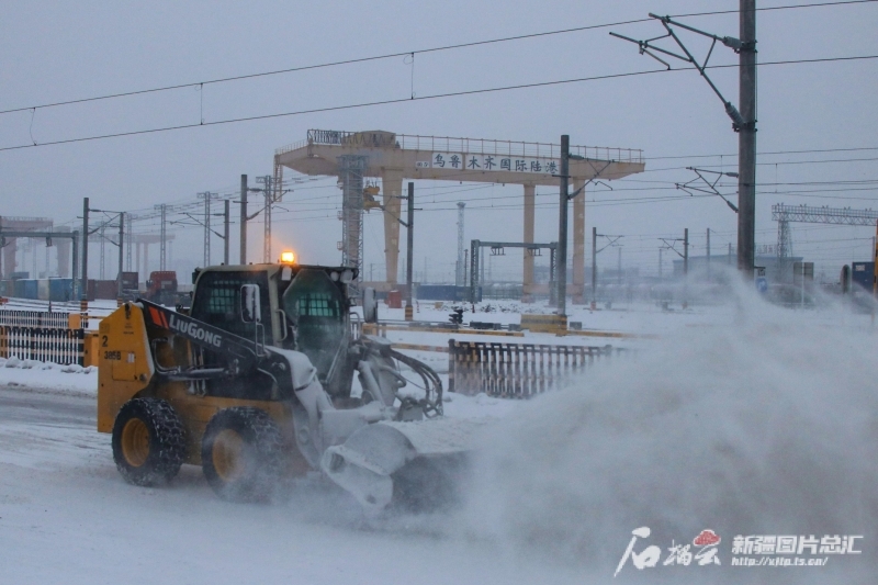 12月2日，清雪车辆在乌鲁木齐国际陆港区中欧班列集结中心清理积雪。