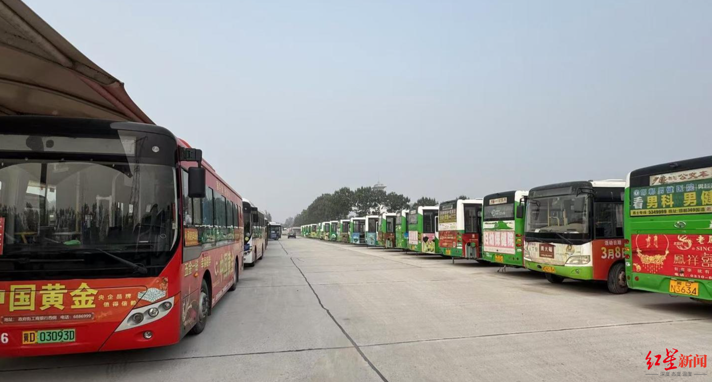 ▲新成公司进出停车场的道路被挖断