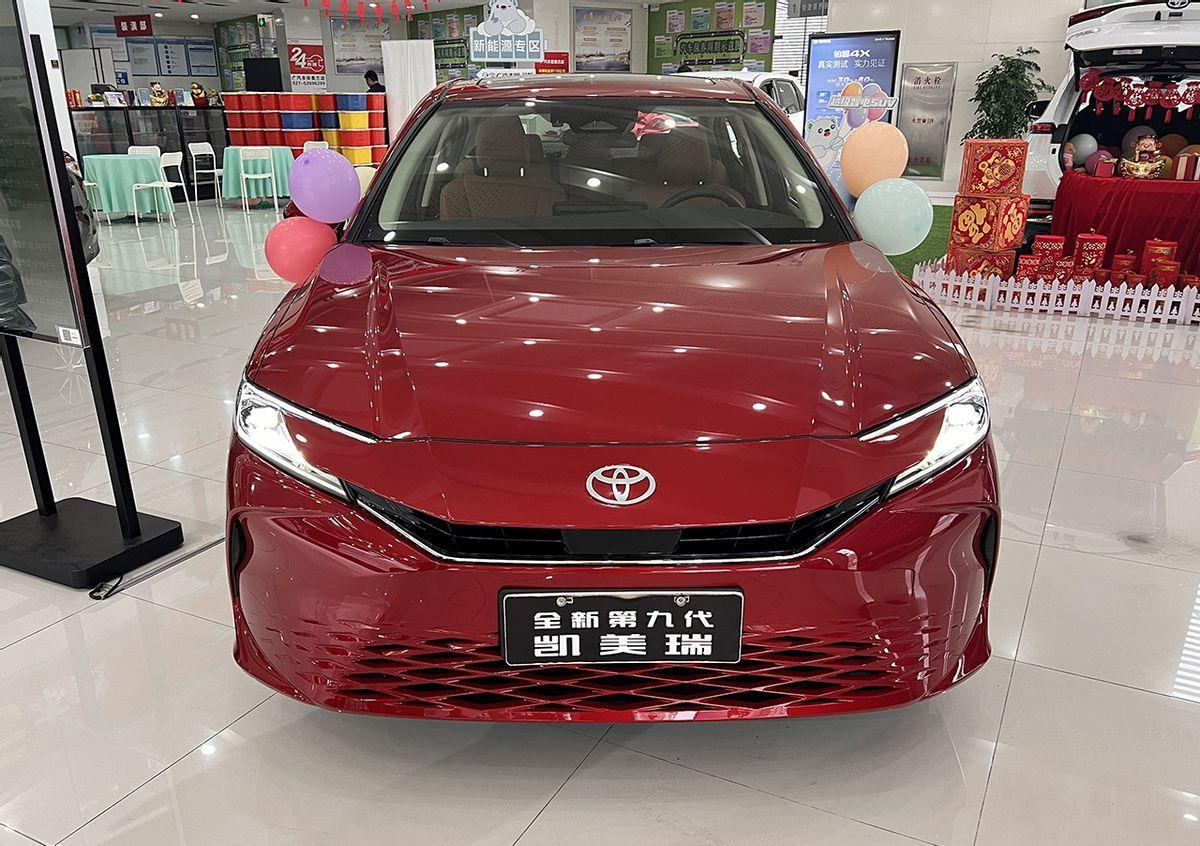 取消2.5燃油版,新增2.0HEV动力,8155芯片上车,全新凯美瑞实拍