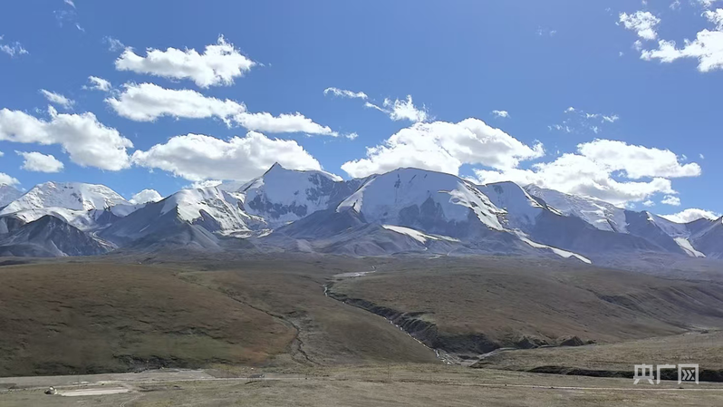 阿尼玛卿雪山（记者谭瑱 摄）