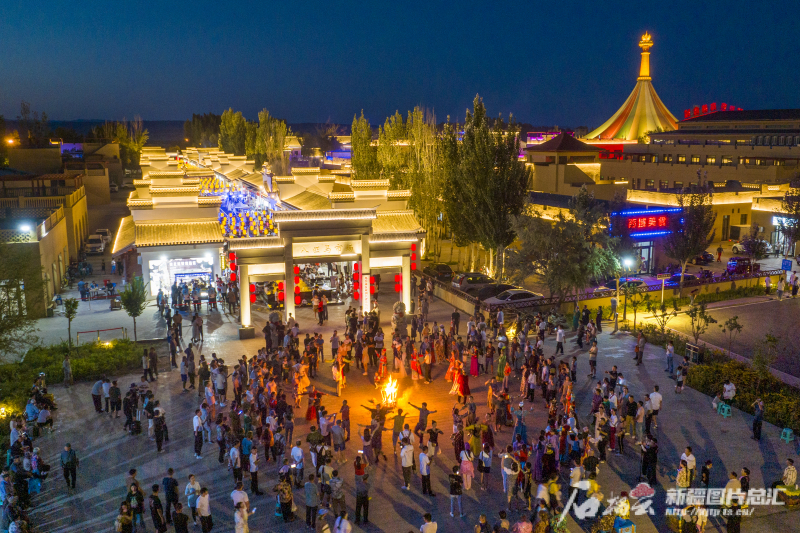 8月28日,乌尔禾镇八匹马市场举办的篝火晚会吸引了众多游客。