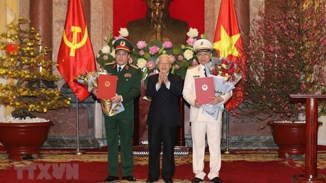 2019年1月29日，阮富仲向时任公安部长苏林和人民军总政治局主任梁强授予从上将晋升大将军衔的命令状。