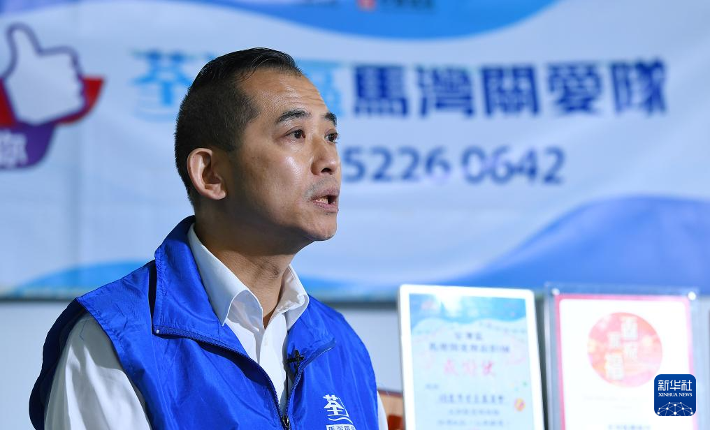 4月11日，马湾关爱队队长陈建鸿接受记者采访。新华社记者 陈铎 摄
