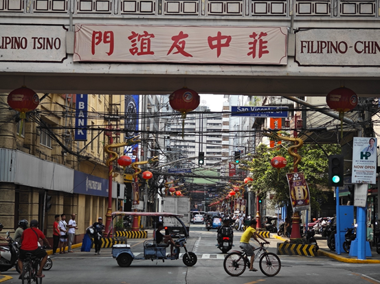 位于菲律宾马尼拉市的“菲中友谊门”。在采访中，许多菲律宾民众都对中国持正面印象，他们认为中菲在经贸上密切联系显著改善了菲律宾的民生（拍摄：樊巍）