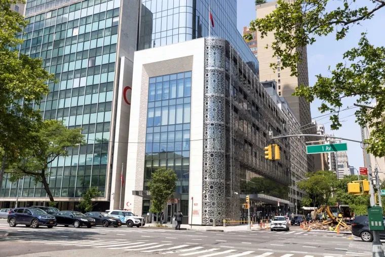 免费豪华酒店和商务舱，纽约市长就因10万美元或断送仕途？