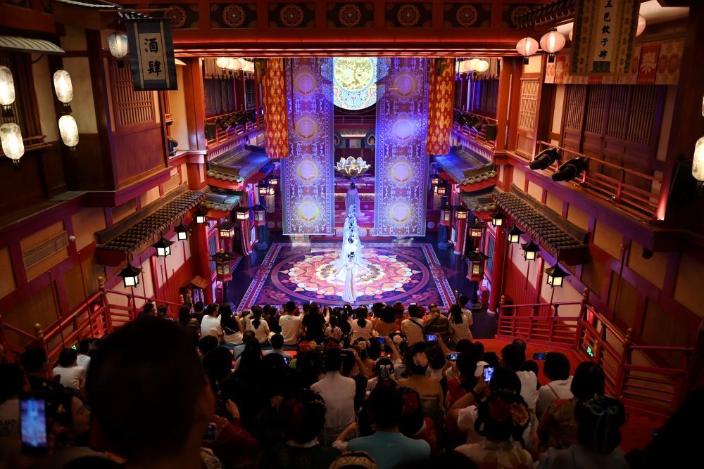 2024年5月12日，游客在西安长安十二时辰主题街区内观看演出。新华社记者 李一博 摄