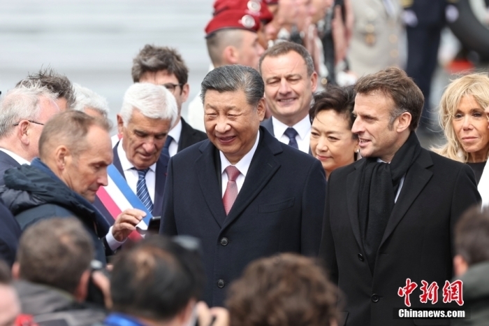 当地时间5月7日，中国国家主席习近平从法国巴黎飞抵塔布，继续对法国的国事访问。马克龙总统夫妇在机场迎接。<a target='_blank' href='/'>中新社</a>记者 盛佳鹏 摄