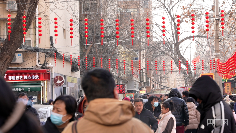 西北角特色街区中客流如织（央广网记者 周思杨 摄）