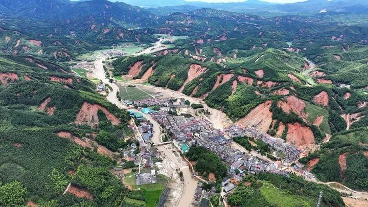 这是7月30日拍摄的资兴市八面山瑶族乡（无人机照片）。 新华社记者 陈振海 摄