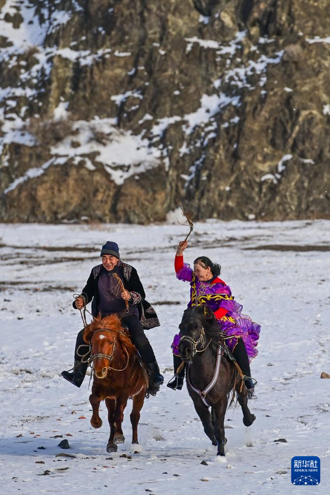 牧民表演哈萨克族传统民俗"姑娘追"(1月11日摄)