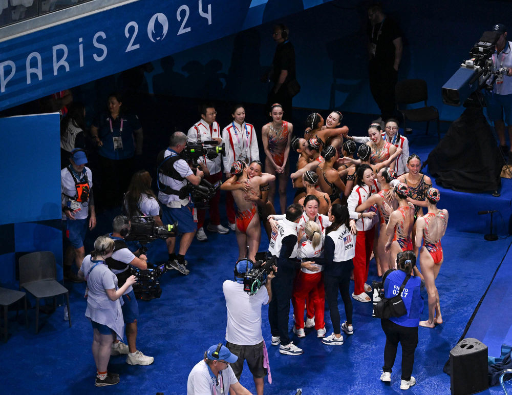 ↑8月7日,中国队夺得花样游泳集体项目冠军后与亚军美国队拥抱致意。