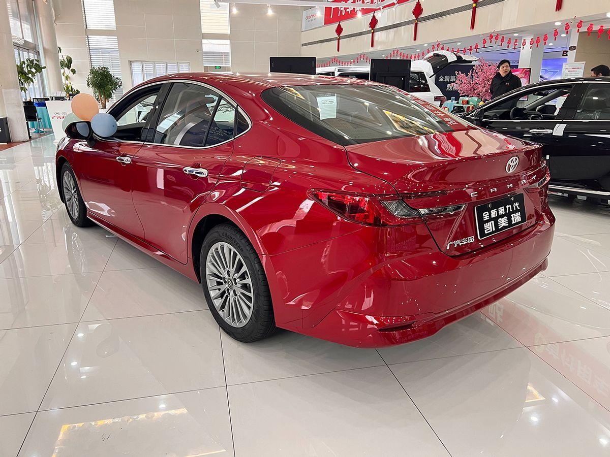 取消2.5燃油版,新增2.0HEV动力,8155芯片上车,全新凯美瑞实拍