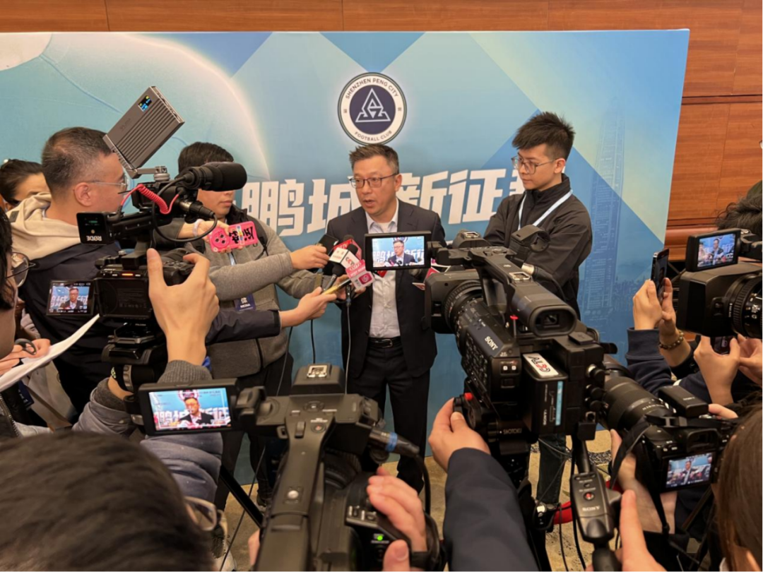 深圳新鹏城队总经理汤锡钢接受采访。图/叶珠峰 摄