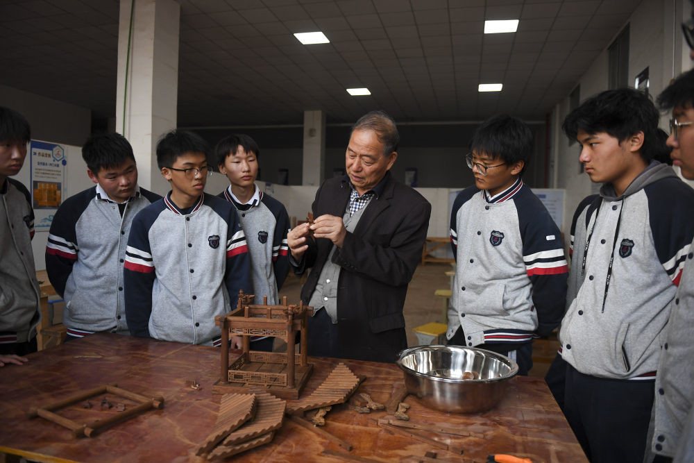 11月22日，在临海市海商职业技术学校，黄大树指导学生认识凉亭的结构。