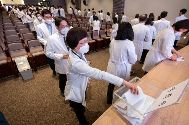首尔高丽大学的医学教授3月提交了辞呈，以声援辞职的年轻医生。