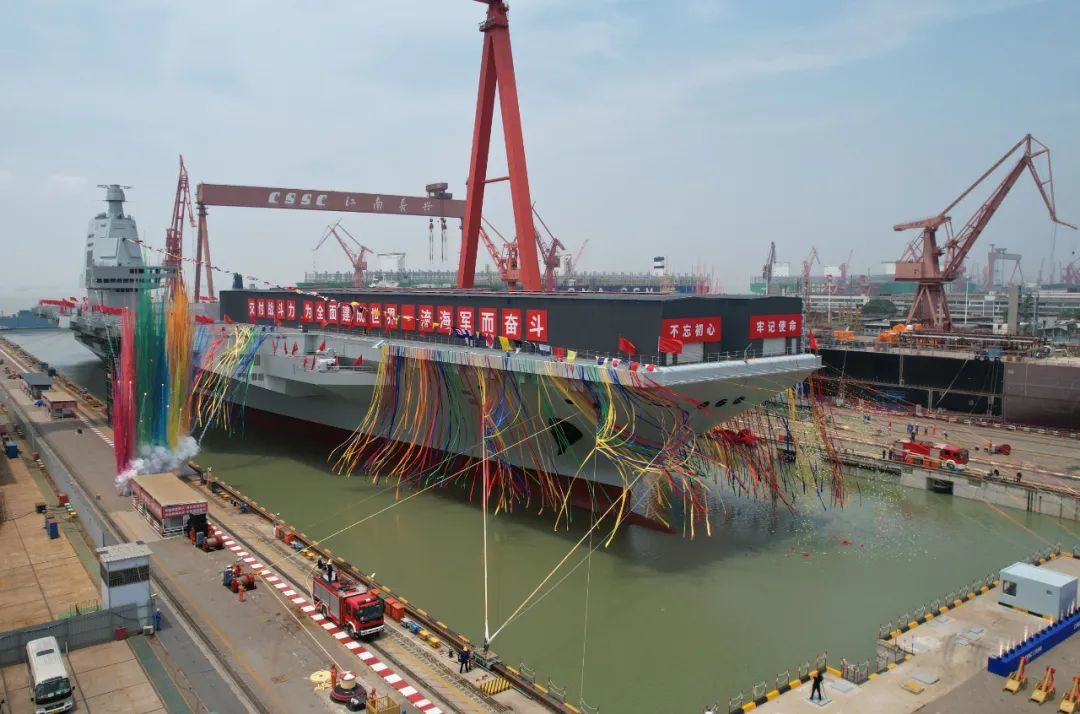 2022年6月17日上午，我国第三艘航空母舰下水命名仪式在中国船舶集团有限公司江南造船厂举行。图为下水命名仪式现场。新华社记者 李刚 摄