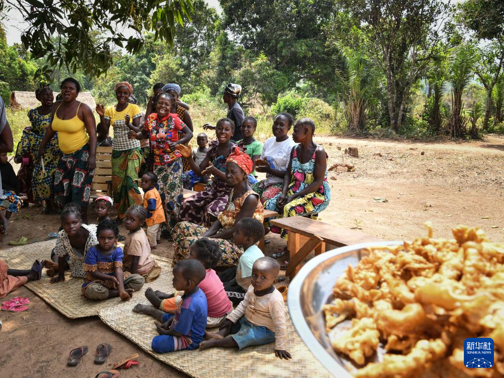 2024年2月5日，在中非共和国班吉的格巴村，村民们在等待新鲜炸蘑菇。新华社记者 韩旭 摄