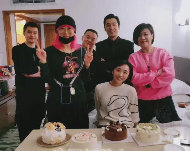 胡歌妻子产后复工，衣着朴素陪老公拍广告，两人对视旁若无人秀恩爱