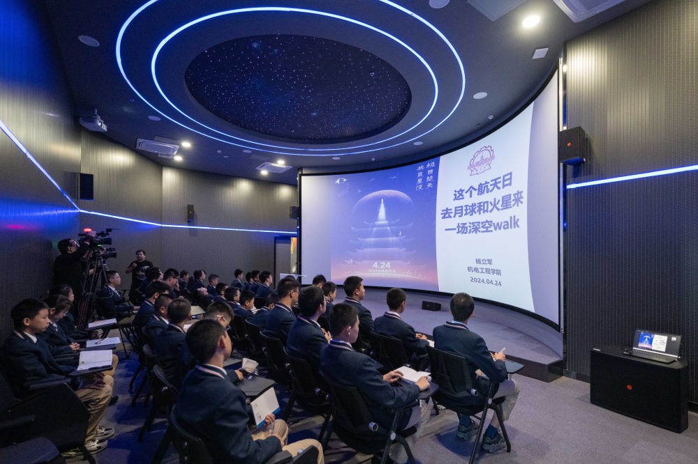 学生在哈尔滨工业大学航天馆内听中国航天日主题讲座（2024年4月24日摄）。新华社记者 谢剑飞 摄
