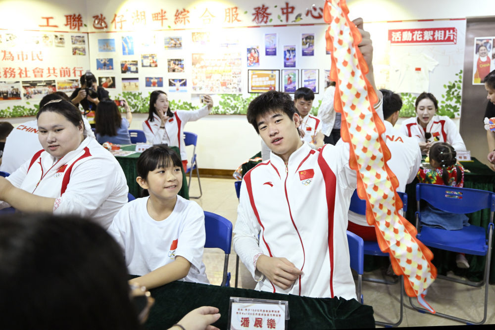 9月2日，在澳门工联氹仔湖畔综合服务中心，游泳运动员潘展乐（右）展示与小朋友一起制作的灯笼。新华社发