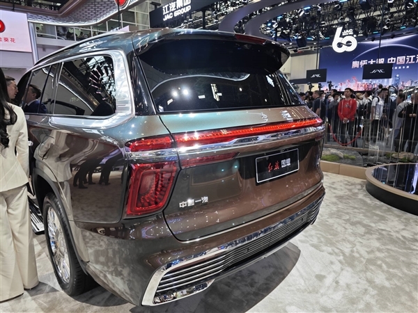 红旗金葵花品牌发布:国雅、国礼、国耀三车齐亮相