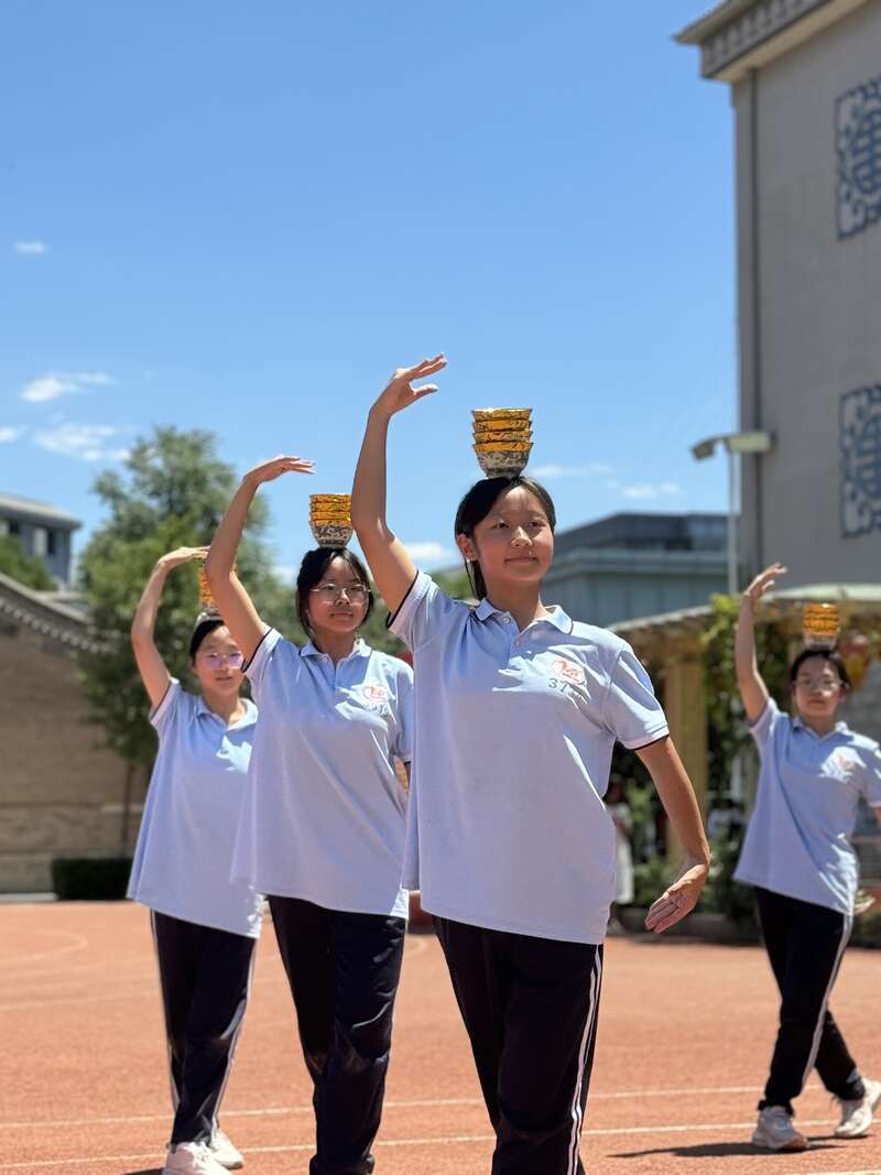 6月25日，在内蒙古自治区呼和浩特市土默特学校，初一学生正在进行蒙古族特色舞蹈顶碗舞排练。中青报·中青网记者 张敏/摄
