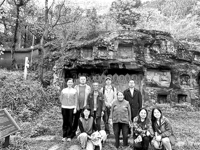 “青睐”会员在牛角寨坛神岩石刻与文管员合影