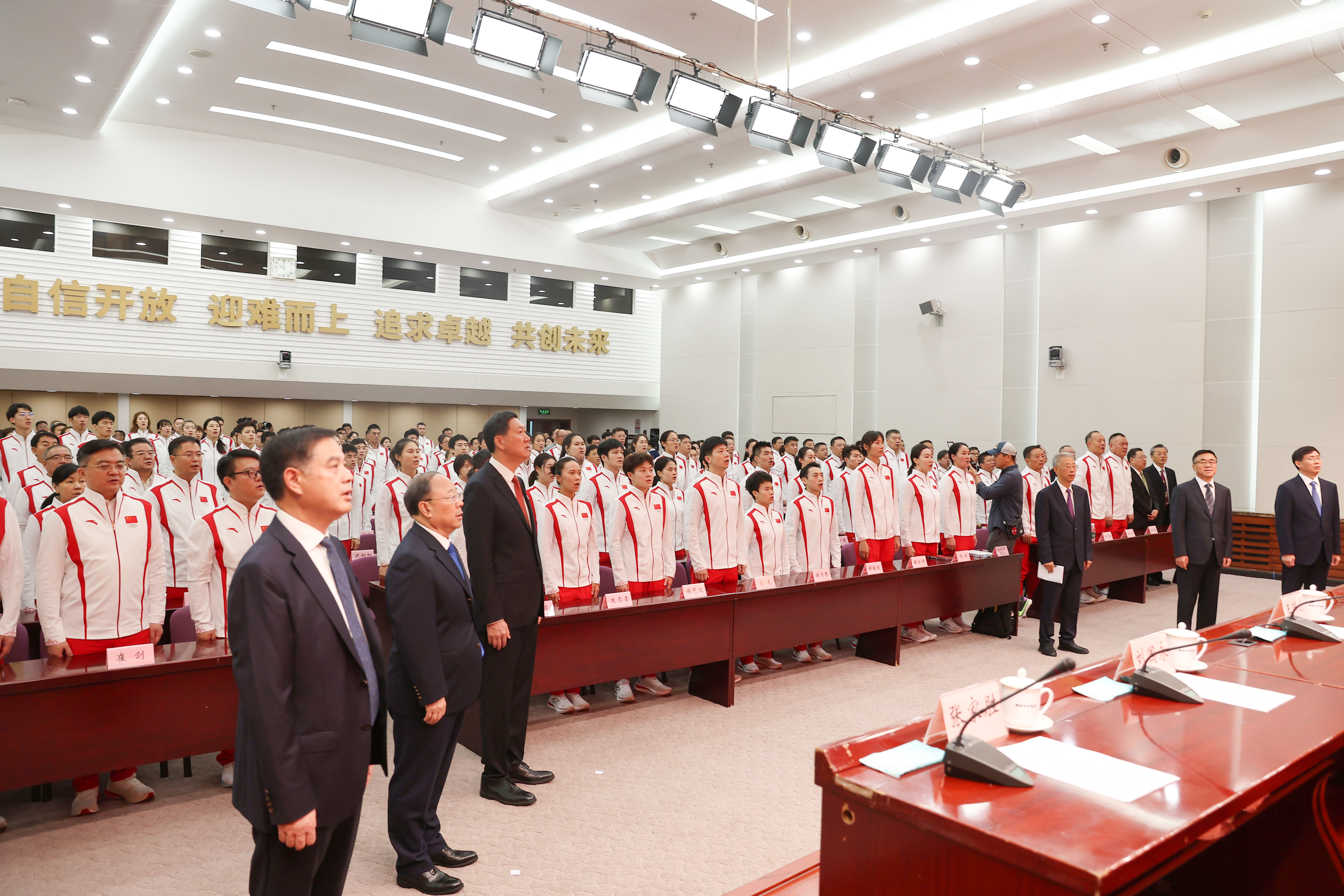 7月13日，巴黎奥运会中国体育代表团成立动员大会在北京举行。这是与会人员在大会上唱国歌。新华社记者 丁旭 摄