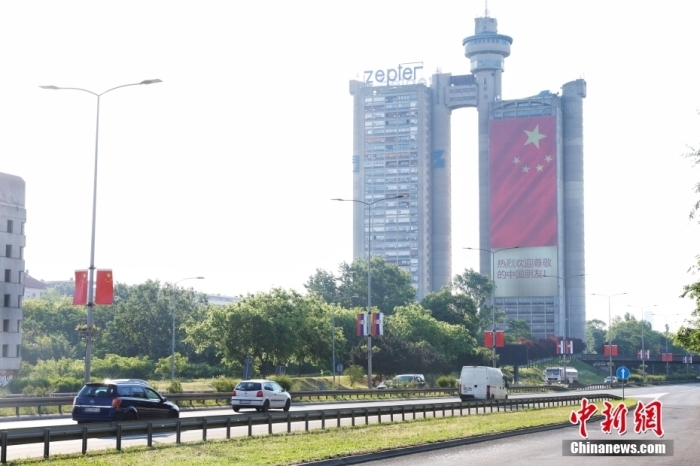 当地时间5月6日，塞尔维亚首都贝尔格莱德，被称为“贝尔格莱德西大门”的建筑格内克斯塔上悬挂起巨幅五星红旗，“热烈欢迎尊敬的中国朋友”等标语格外醒目。<a target='_blank' href='/'>中新社</a>记者 韩海丹 摄