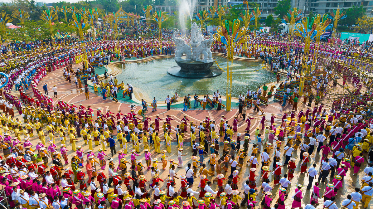 泼水欢歌 贾雷 摄