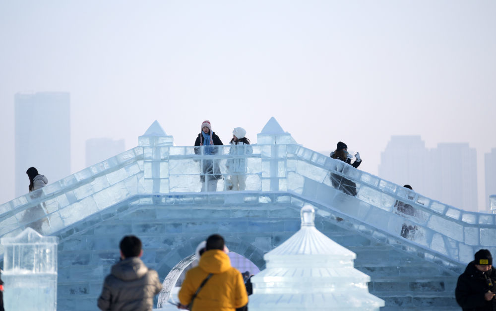 1月3日,游客在哈尔滨冰雪大世界园区内游玩。新华社记者 王建威 摄