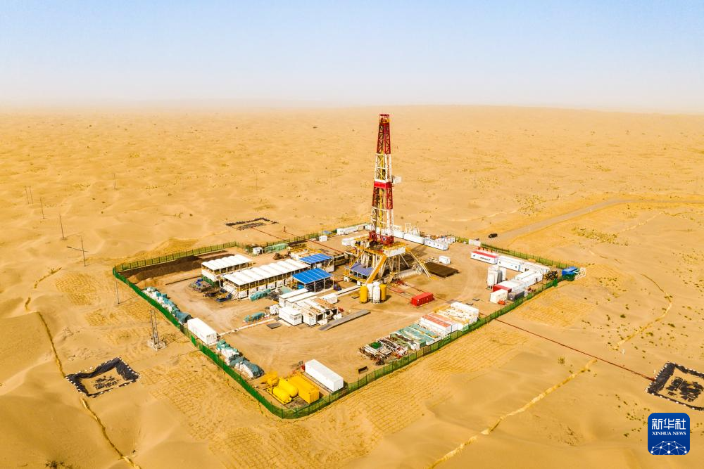 6月14日拍摄的中国石化西北油田一油井钻井现场（无人机照片）。新华社发（李学仁摄）