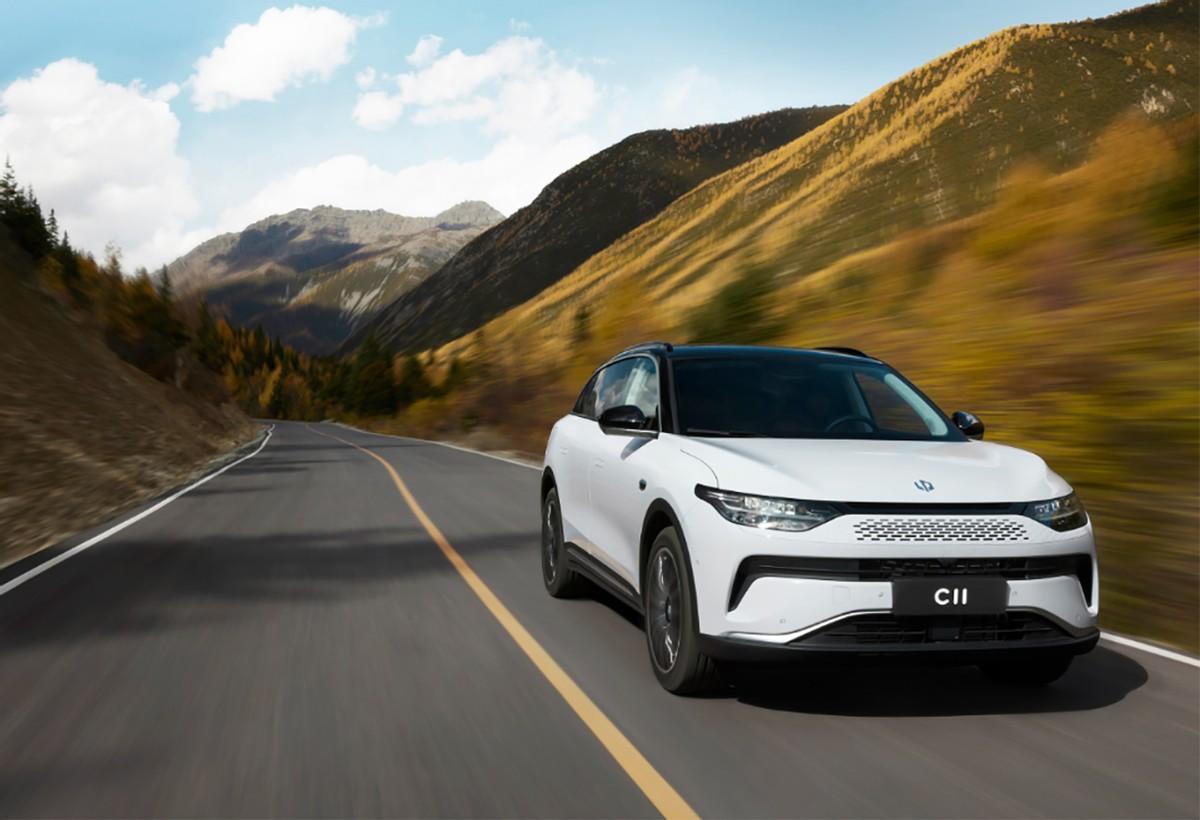 背着大电池的混动SUV:纯电续航超300km,能加油,主打一车两用