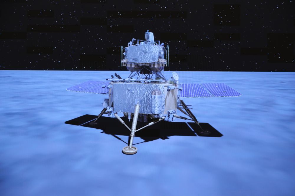 2020年12月2日，在北京航天飞行控制中心拍摄的落月后的嫦娥五号探测器。新华社记者 金立旺 摄