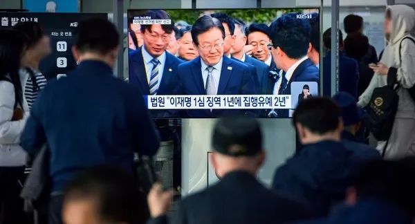 ◆11月15日，韩国大田站候车室的市民正在通过电视观看李在明被判刑的新闻。