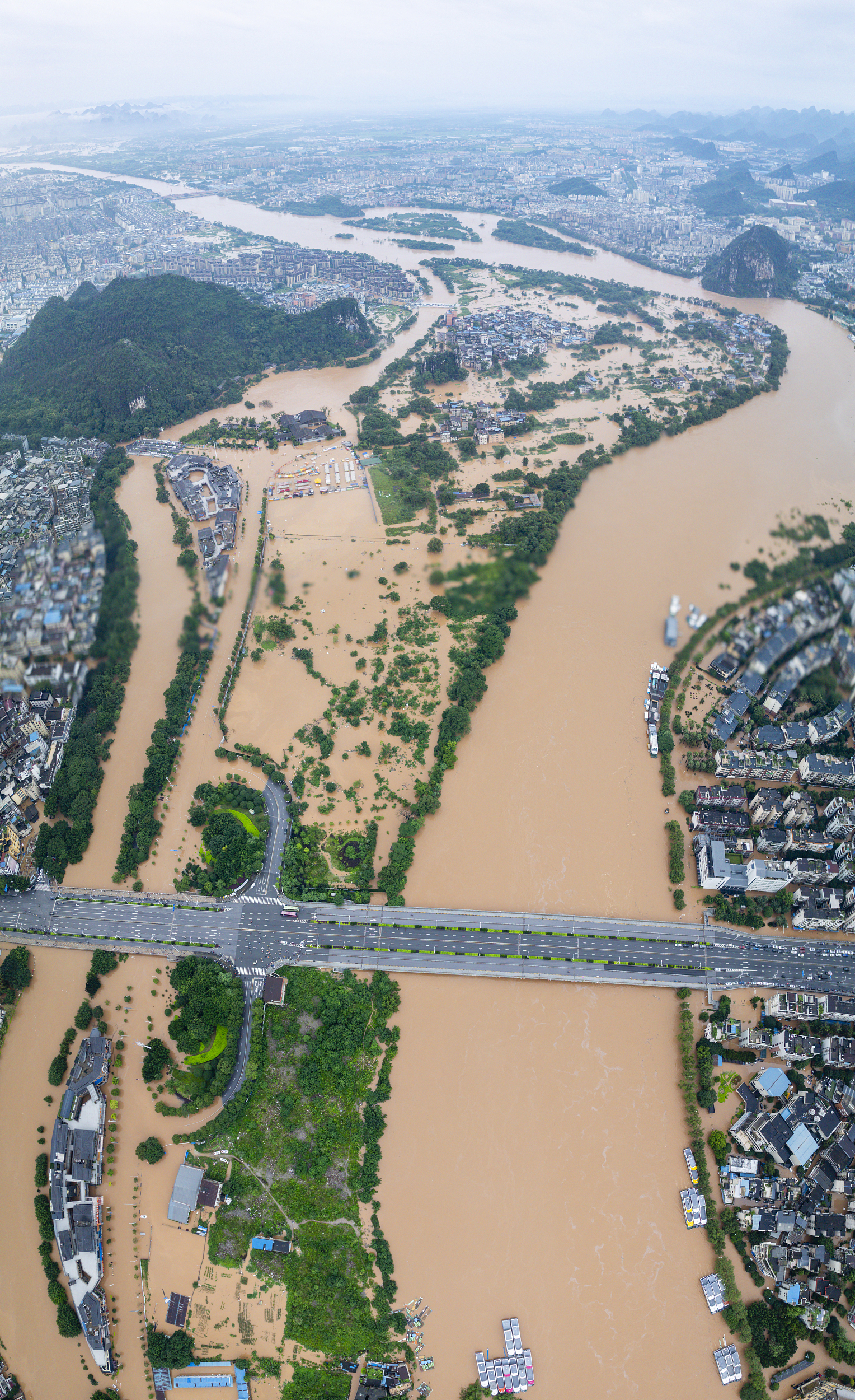 2024年6月19日，广西桂林，穿山桥至净瓶山一带受洪水浸泡情况。 视觉中国 图