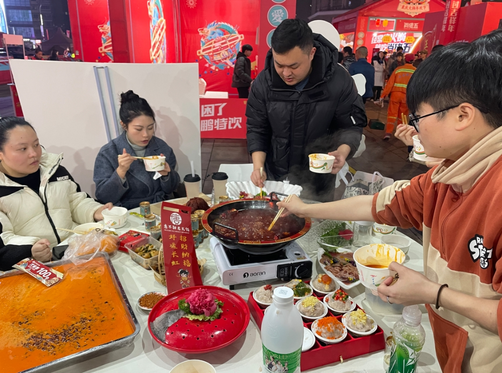 1月18日，2024重庆火锅年欢节吸引众多消费者。新华社记者吴楠 摄