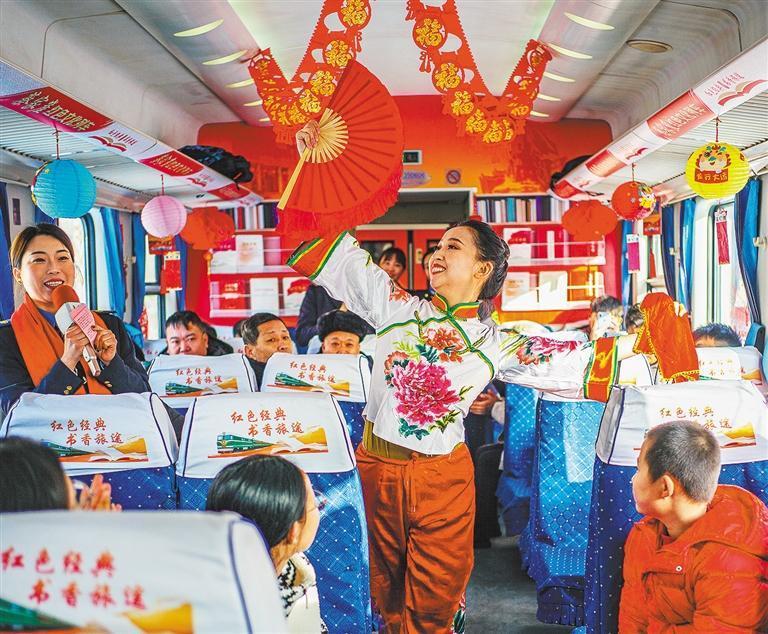 2月23日，在中国铁路太原局集团公司太原开往蔡家崖的4621次列车上，列车员精心准备了文艺节目，与旅客共度元宵佳节。张 炯摄（中经视觉）