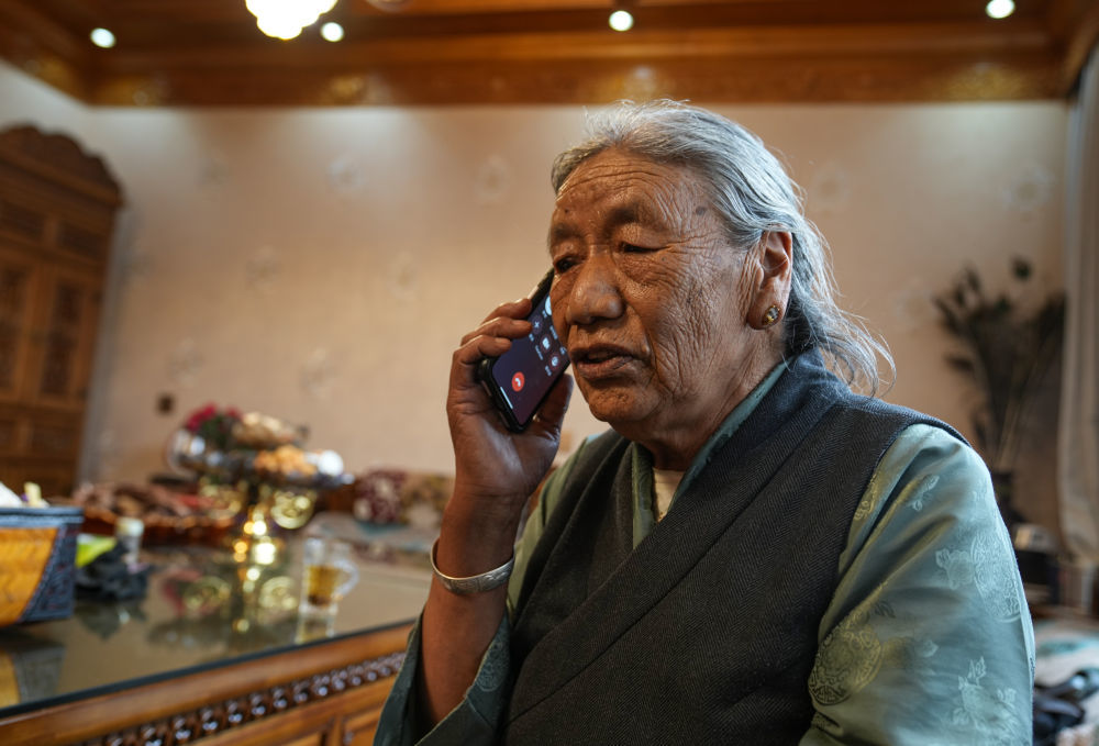 格桑玉珍用手机与好友通话（4月3日摄）。新华社记者 晋美多吉 摄