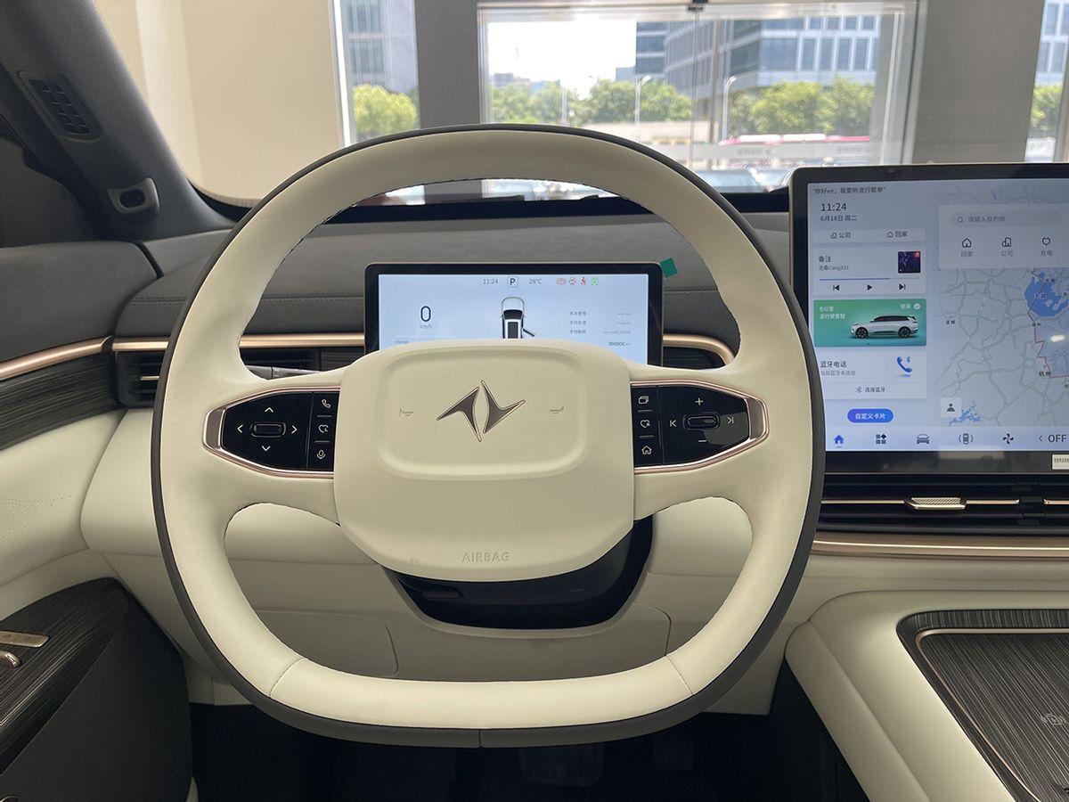 比理想L8便宜10万,也有冰箱彩电大沙发,东风eπ008实拍