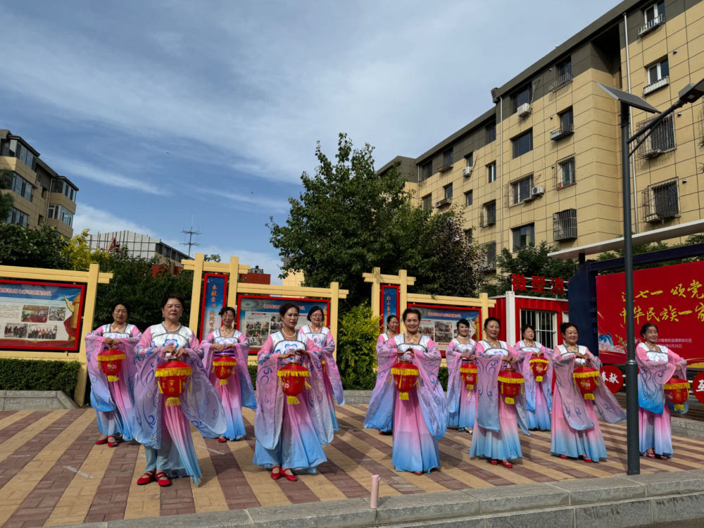 图为清泉街社区老年文艺队表演舞蹈。新华社记者 卫子轩 摄