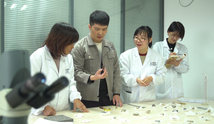 赵通与团队成员进行岩石热物性探讨（央广网发 受访者供图）