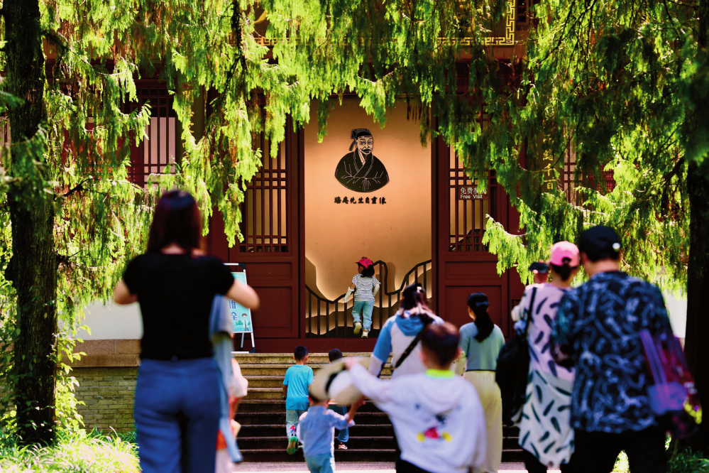 游客参观位于福建武夷山朱熹园的武夷精舍（2022 年 6 月 6 日摄）姜克红摄 / 本刊