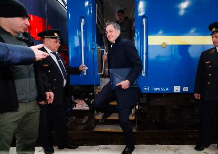 图为比利时首相德克罗乘火车抵达基辅。（乌媒）