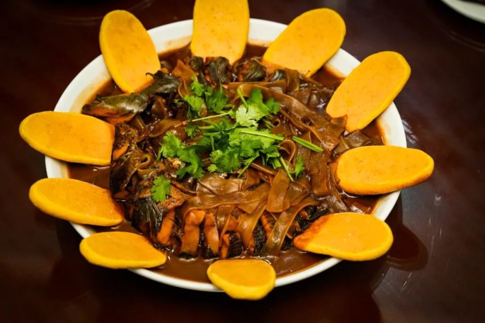 锅贴饼子炖杂鱼.